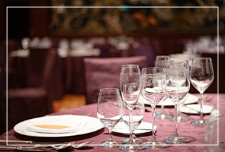 レストラン・朝食会場（テーブル/トング・メニュー台/ドリンクバー周り）