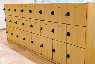 大浴場・共有スペース（ロッカー/取っ手/ベンチ）